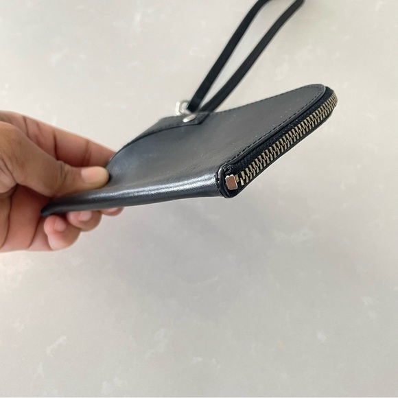GAP BLACK LEATHER ZIPPED CLOSURE WRISTLET - Picture 3 of 10